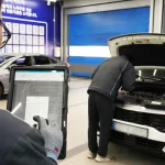 설 연휴를 앞두고 리본카 전문 정비사가 출고 차량을 정밀 점검하고 있다. (이미지 제공=리본카)