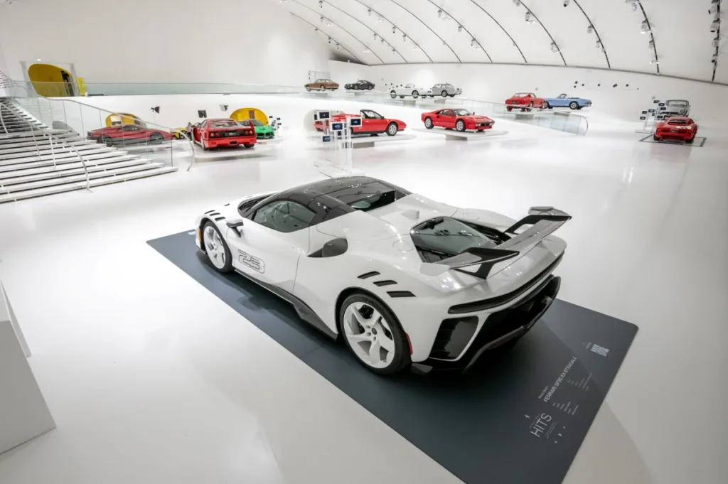 엔초 페라리 박물관 최고의 걸작 – 전설적인 뮤지션과 그들의 페라리 전시 12 https://mobilityground.com/wp-content/uploads/2026/02/엔초-페라리-박물관-최고의-걸작-–-전설적인-뮤지션과-그들의-페라리-전시_1.webp