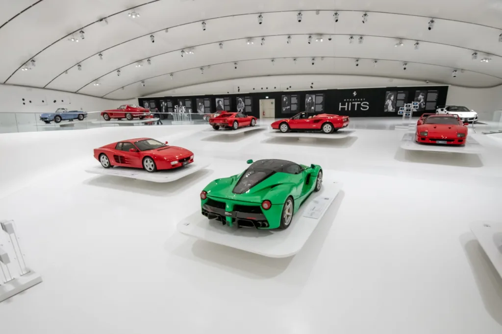 엔초 페라리 박물관 최고의 걸작 – 전설적인 뮤지션과 그들의 페라리 전시 14 https://mobilityground.com/wp-content/uploads/2026/02/엔초-페라리-박물관-최고의-걸작-–-전설적인-뮤지션과-그들의-페라리-전시_1.webp