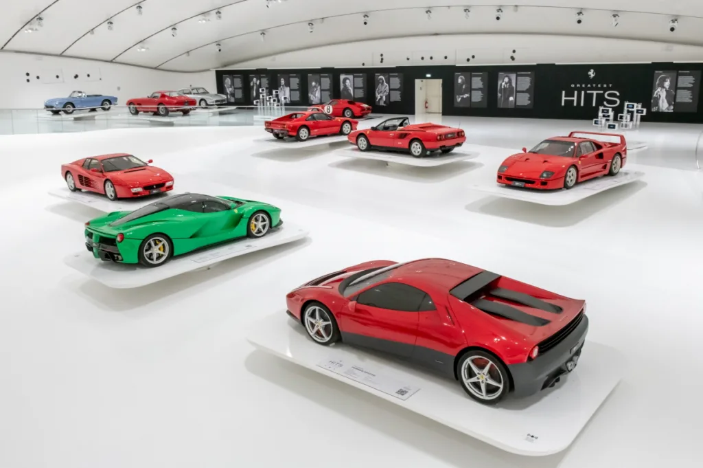 엔초 페라리 박물관 최고의 걸작 – 전설적인 뮤지션과 그들의 페라리 전시 18 https://mobilityground.com/wp-content/uploads/2026/02/엔초-페라리-박물관-최고의-걸작-–-전설적인-뮤지션과-그들의-페라리-전시_1.webp