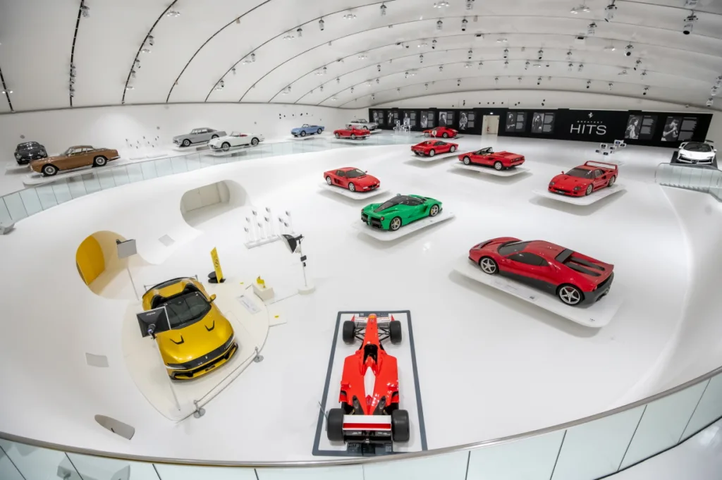 엔초 페라리 박물관 최고의 걸작 – 전설적인 뮤지션과 그들의 페라리 전시 8 https://mobilityground.com/wp-content/uploads/2026/02/엔초-페라리-박물관-최고의-걸작-–-전설적인-뮤지션과-그들의-페라리-전시_1.webp