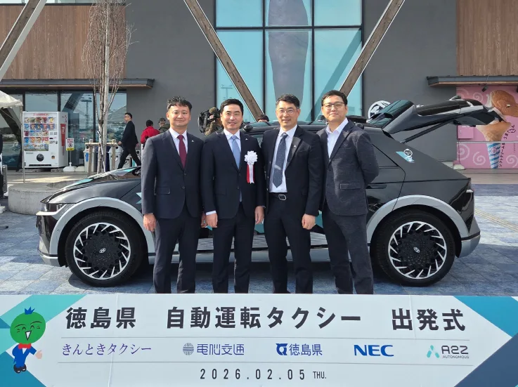 첨부 5일 열린 일본 도쿠시마현 나루토시 자율주행 택시 실증 사업 개소식에 참여한 오토노머스에이투지 관계자왼쪽부터 김호진 상무 한지형 대표 유병용 부사장 손진우 상무 https://mobilityground.com/wp-content/uploads/2026/02/첨부-오토노머스에이투지가-일본-도쿠시마현-나루토시-자율주행-택시-실증-사업에-투입하는-레벨4-시스템-탑재-아이오닉5-차량-안전운전자-탑승-예정.webp