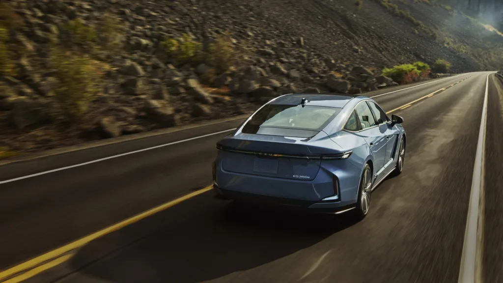 렉서스 ES350e, 렉서스 ES550e, 026 LEXUS ES LAUNCHES WITH BATTERY-ELECTRIC MODELS, NEW HYBRID COMING SOON