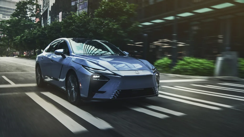 렉서스 ES350e, 렉서스 ES550e, 026 LEXUS ES LAUNCHES WITH BATTERY-ELECTRIC MODELS, NEW HYBRID COMING SOON