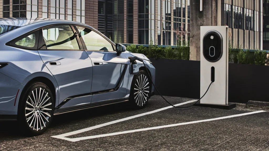 렉서스 ES350e, 렉서스 ES550e, 026 LEXUS ES LAUNCHES WITH BATTERY-ELECTRIC MODELS, NEW HYBRID COMING SOON