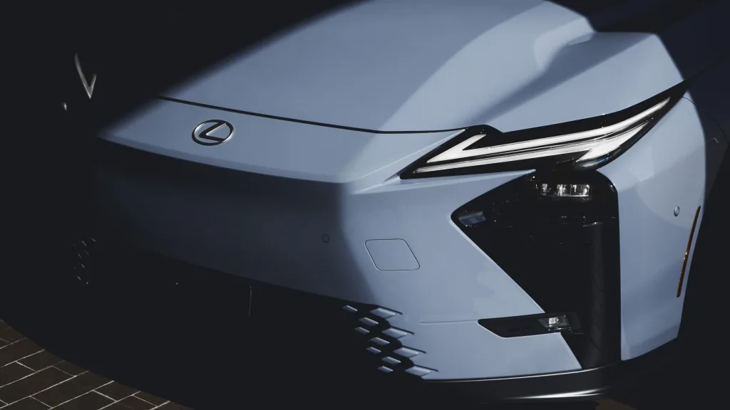 렉서스 ES350e, 렉서스 ES550e, 026 LEXUS ES LAUNCHES WITH BATTERY-ELECTRIC MODELS, NEW HYBRID COMING SOON