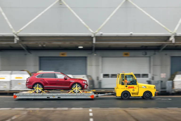 벤틀리, Bentley Motors leads the way by committing to the use of 100 per cent Sustainable Aviation Fuel for airfreight