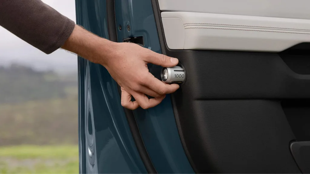 리비안 R2, 2026년 봄 고객 인도 시작, 656마력에 555km 달린다 3 Interior Details Still Flashlight 16x9 https://mobilityground.com/wp-content/uploads/2026/03/화면-캡처-2026-03-15-173140.webp