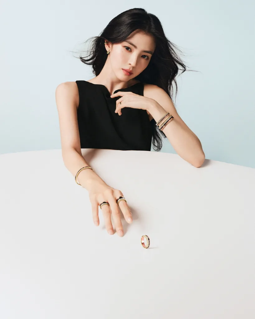 부쉐론 '콰트로 XS' 캠페인, 한소희 포함 3명 앰버서더 대담한 레이어링 제안 3 QUATRE XS HAN SO HEE 2 https://mobilityground.com/wp-content/uploads/2026/03/QUATRE-XS-HAN-SO-HEE-1.webp