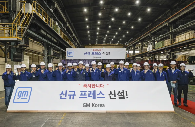 GM, 한국에 8800억원 투자, 글로벌 소형 SUV 생산 거점 강화 1 사진 1 GM 한국사업장 인천 부평공장 내 프레스 공장에서 열린 행사에서 기념 사진을 촬영하고 있는 모습 https://mobilityground.com/wp-content/uploads/2026/03/사진-1-GM-한국사업장-인천-부평공장-내-프레스-공장에서-열린-행사에서-기념-사진을-촬영하고-있는-모습.webp