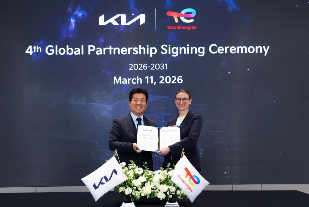 기아·토탈에너지스 2031년까지 파트너십 연장, 2011년 이후 20년 장기 협력 1 사진 1 기아 토탈에너지스 파트너십 계약연장 서명식 https://mobilityground.com/wp-content/uploads/2026/03/사진-1-기아-토탈에너지스-파트너십-계약연장-서명식.webp