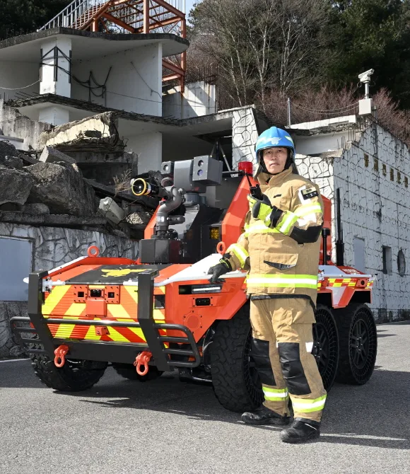 사진 2 현대차그룹 ‘안전 최우선 철학을 담은 무인소방로봇 영상 ‘A Safer Way Home 공개 https://mobilityground.com/wp-content/uploads/2026/03/사진-1-현대차그룹-‘안전-최우선-철학을-담은-무인소방로봇-영상-‘A-Safer-Way-Home-공개.webp