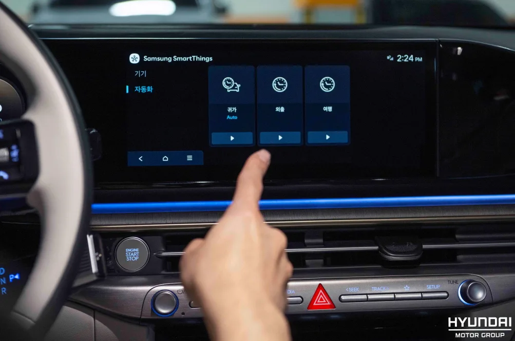 사진 3 차량 위치 정보를 기반으로 자동 작동되는 스마트 루틴 기능 https://mobilityground.com/wp-content/uploads/2026/03/사진-1-차량의-인포테인먼트-시스템을-통해-카투홈-서비스를-이용하는-모습.webp