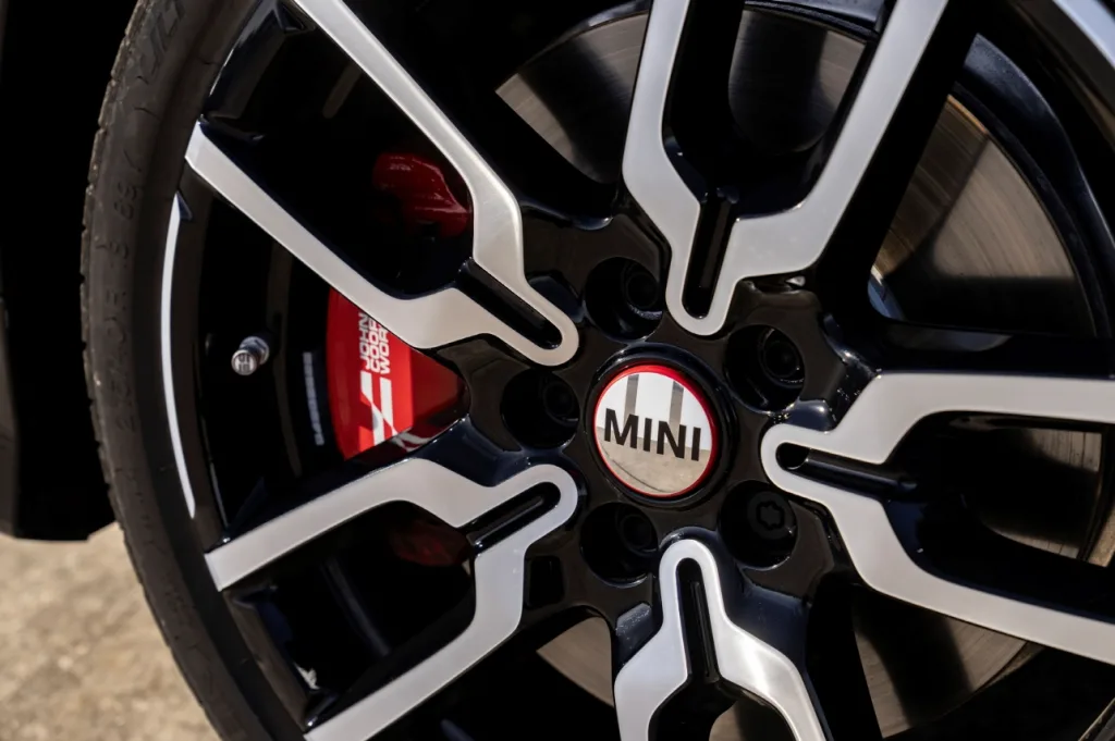 MINI 1965 빅토리 에디션 출시, JCW 전용 75대 한정 2 사진 MINI 코리아 ‘MINI 1965 빅토리 에디션 출시 4 https://mobilityground.com/wp-content/uploads/2026/03/사진-MINI-코리아-‘MINI-1965-빅토리-에디션-출시-1.webp