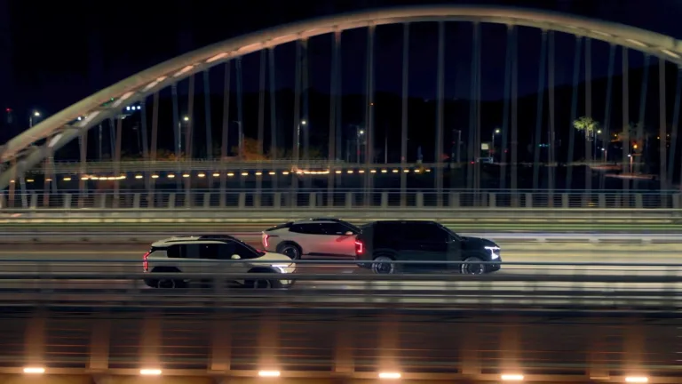 기아 심포니 오브 EV 테크놀로지'에서 (좌측부터) EV3, EV4, EV5가 도심을 주행하는 장면