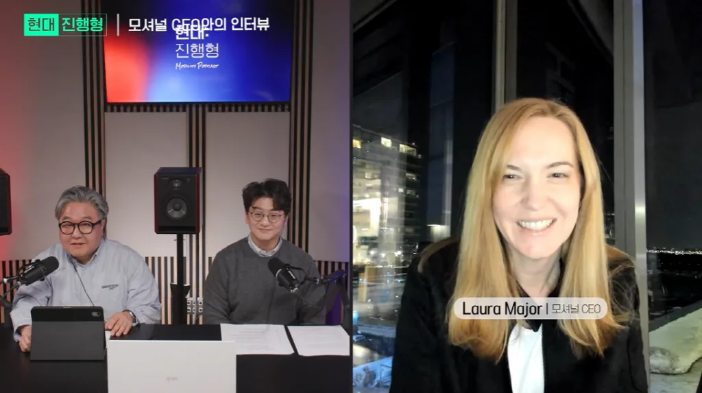 사진2 모셔널 CEO 로라 메이저가 인터뷰하는 모습좌측부터 로드테스트 김기범 편집장 삼프로TV 류종은 기자 모셔널 로라 메이저 CEO https://mobilityground.com/wp-content/uploads/2026/03/사진1-모셔널-CEO-로라-메이저가-인터뷰하는-모습.webp
