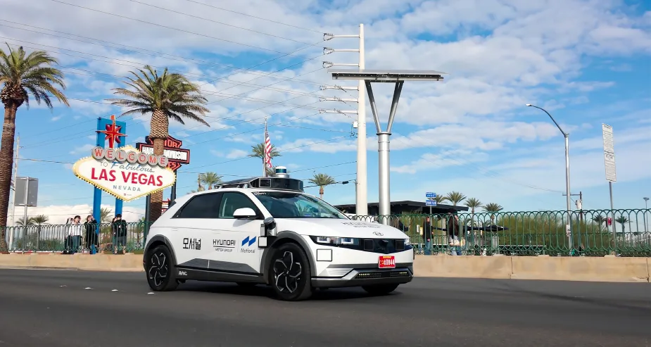 사진3 모셔널 로보택시가 라스베가스 거리를 주행하는 모습 https://mobilityground.com/wp-content/uploads/2026/03/사진1-모셔널-CEO-로라-메이저가-인터뷰하는-모습.webp