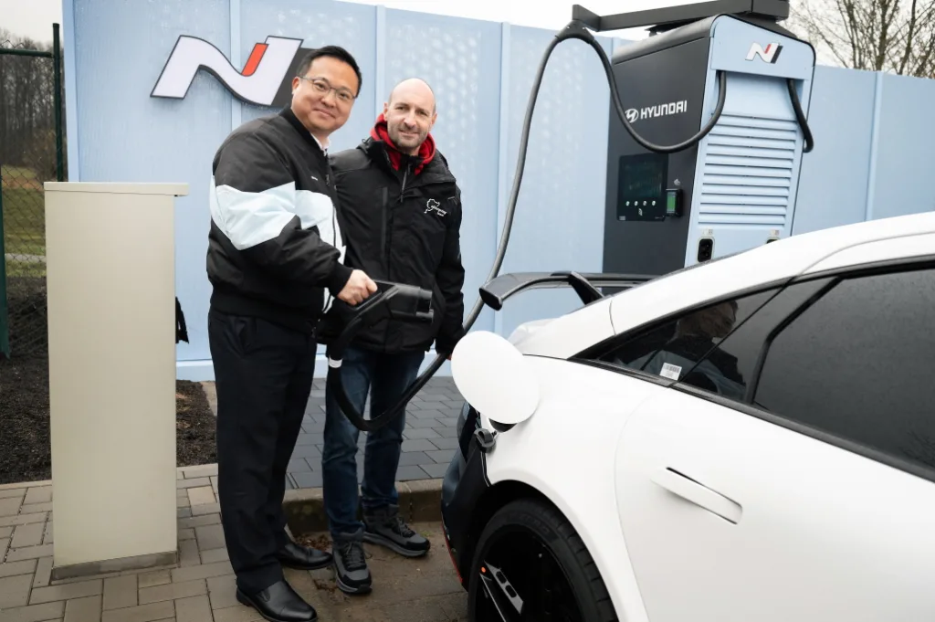 사진4 현대차 독일 뉘르부르크링 내 EV 급속 충전소 개소 https://mobilityground.com/wp-content/uploads/2026/03/사진2-현대차-독일-뉘르부르크링-내-EV-급속-충전소-개소.webp