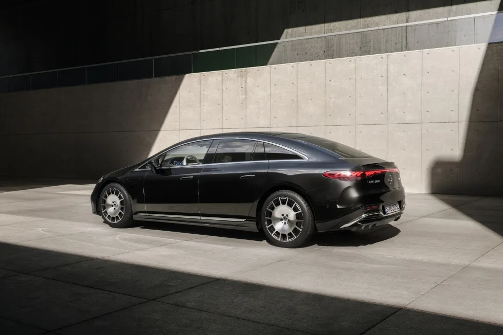 메르세데스-벤츠 EQS, The new Mercedes-Benz EQS: Smarter than ever. Further than ever.