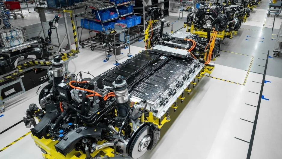 포르쉐 카이엔 일렉트릭 배터리, Porsche starts production of the Cayenne Electric and strengthens battery expertise