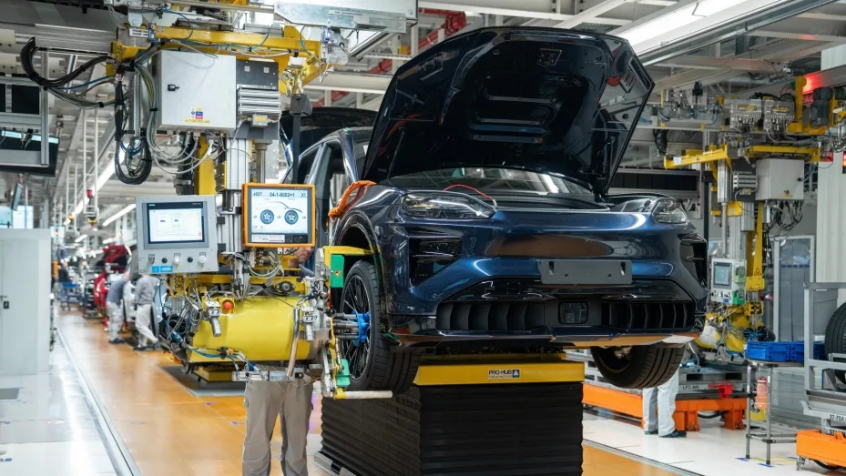 포르쉐 카이엔 일렉트릭 배터리, Porsche starts production of the Cayenne Electric and strengthens battery expertise