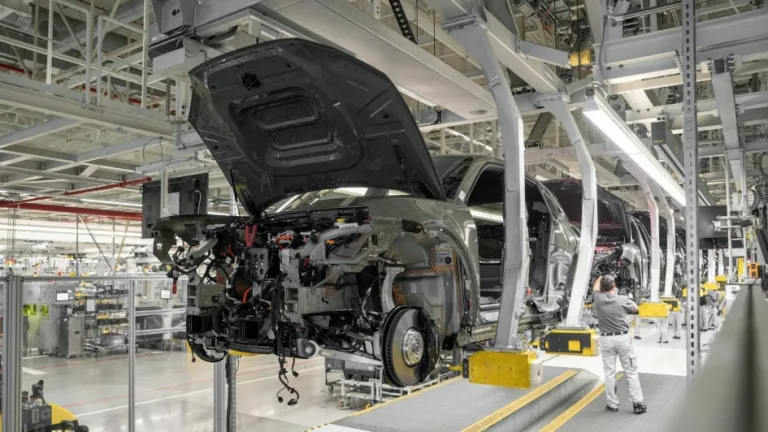 포르쉐 카이엔 일렉트릭 배터리, Porsche starts production of the Cayenne Electric and strengthens battery expertise