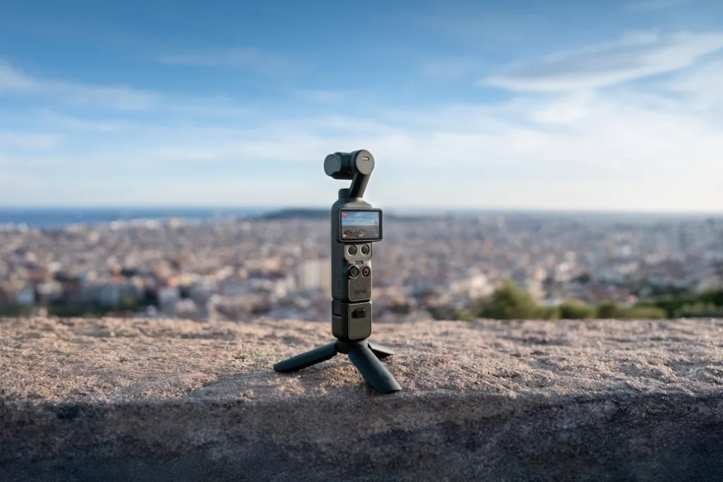 Osmo Pocket 4 Urban Vlog Mini Tripod 01 https://mobilityground.com/wp-content/uploads/2026/04/Osmo-Pocket-4_Vlogging_Mic-Mini-TX-white.webp