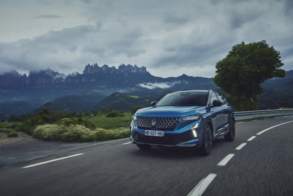 르노 주요 SUV, 구매 고객 85%가 최상위 트림 선택, 어떤 모델이? 1 Renault Austral Esprit Alpine Overseas Blue https://mobilityground.com/wp-content/uploads/2026/04/Renault-Austral-Esprit-Alpine-Overseas-Blue.webp