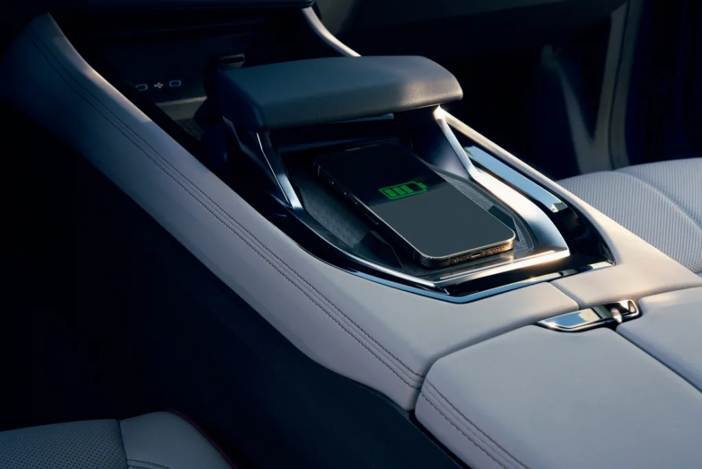 르노 주요 SUV, 구매 고객 85%가 최상위 트림 선택, 어떤 모델이? 3 Renault Espace full hybrid E Tech Iconic Qi2 wireless charger https://mobilityground.com/wp-content/uploads/2026/04/Renault-Austral-Esprit-Alpine-Overseas-Blue.webp