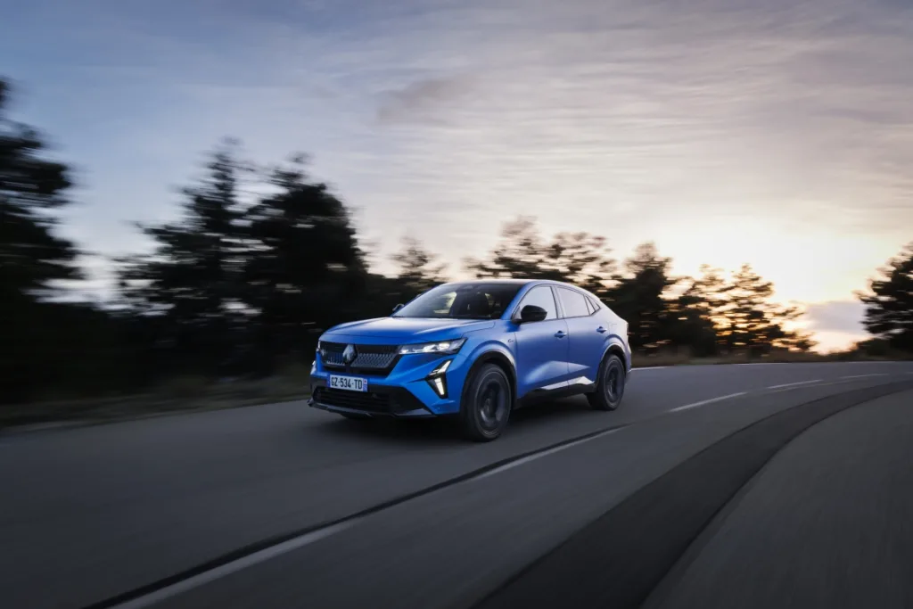 르노 주요 SUV, 구매 고객 85%가 최상위 트림 선택, 어떤 모델이? 5 Renault Rafale E Tech 4x4 300 ch Atelier Alpine Blue Summit https://mobilityground.com/wp-content/uploads/2026/04/Renault-Austral-Esprit-Alpine-Overseas-Blue.webp