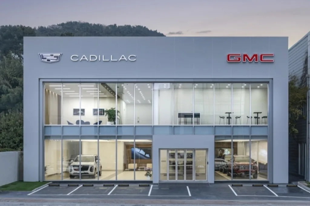 사진 1 캐딜락GMC 부산 전시장 외관 전경 https://mobilityground.com/wp-content/uploads/2026/04/사진-1-캐딜락GMC-부산-전시장-외관-전경.webp