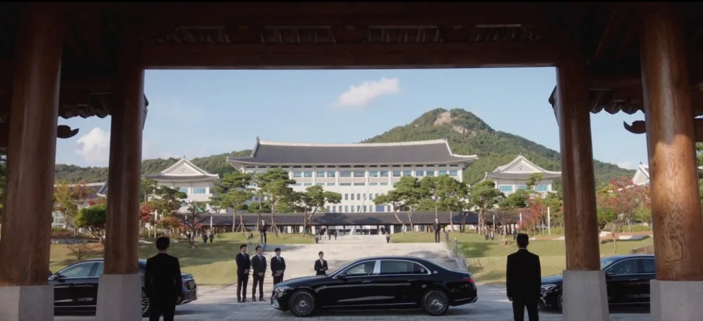 사진 3 메르세데스 벤츠 코리아 MBC 금토 드라마 ‘21세기 대군부인에 브랜드 대표 차량 13대 및 제작 지원 https://mobilityground.com/wp-content/uploads/2026/04/사진-3-메르세데스-벤츠-코리아-MBC-금토-드라마-‘21세기-대군부인에-브랜드-대표-차량-13대-및-제작-지원.webp