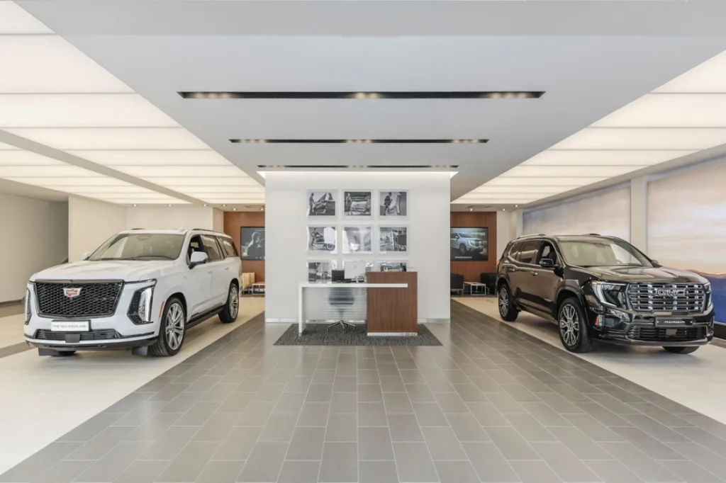 사진 3 캐딜락GMC 부산 전시장 내부 전경 https://mobilityground.com/wp-content/uploads/2026/04/사진-1-캐딜락GMC-부산-전시장-외관-전경.webp