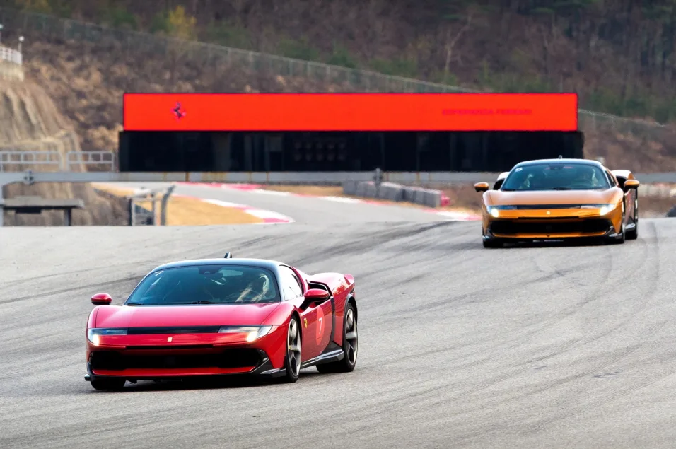 사진 5 에스페리엔자 페라리 849 테스타로사 https://mobilityground.com/wp-content/uploads/2026/04/사진-3_에스페리엔자-페라리_12칠린드리.webp