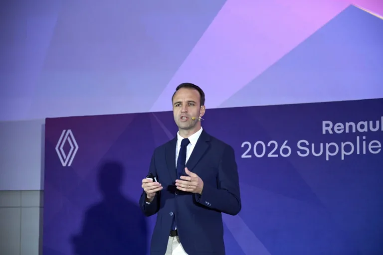 니콜라 파리 르노코리아 사장이 2026 서플라이어 컨퍼런스에서 발표를 하고 있다._1