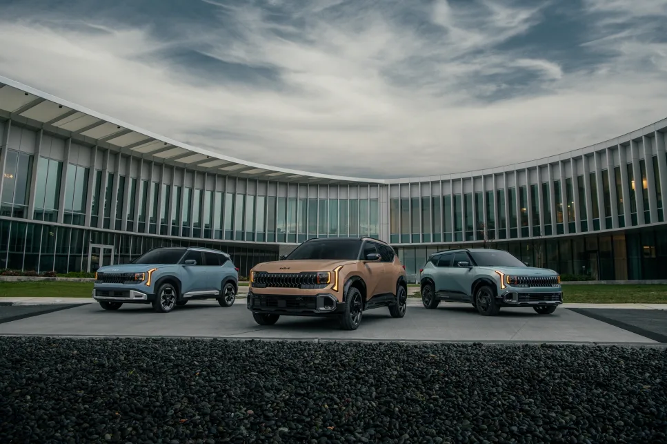 기아 2026 뉴욕 오토쇼에서 셀토스, EV3 북미 최초 공개 3 사진11 셀토스 라인업 전시 모습 https://mobilityground.com/wp-content/uploads/2026/04/사진2-윤승규-기아-북미권역본부장-및-미국판매법인장-사장이-현장에서-발표하고-있는-모습.webp