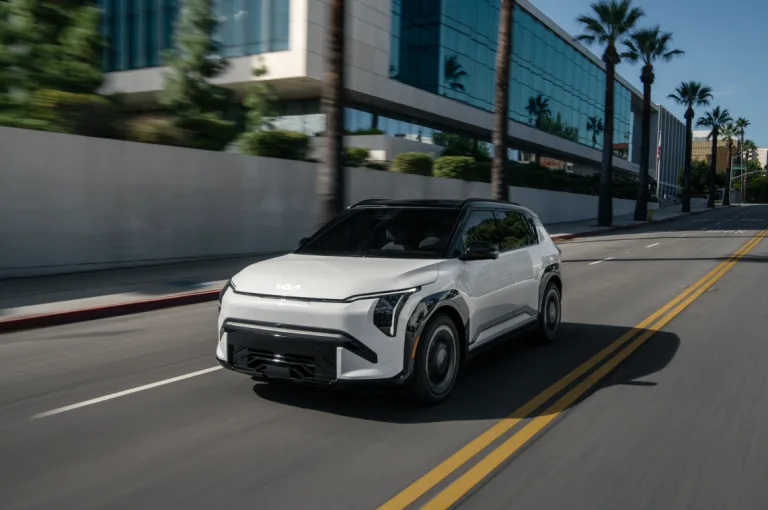 기아, 사진12) 주행 중인 EV3 GT-Line 모습