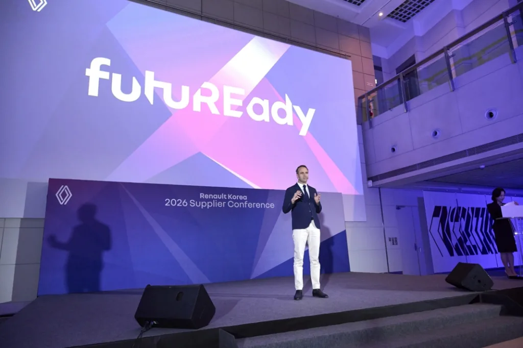 사진2 니콜라 파리 르노코리아 사장이 2026 서플라이어 컨퍼런스에서 발표를 하고 있다. 2 https://mobilityground.com/wp-content/uploads/2026/04/사진1-니콜라-파리-르노코리아-사장이-2026-서플라이어-컨퍼런스에서-발표를-하고-있다._1.webp