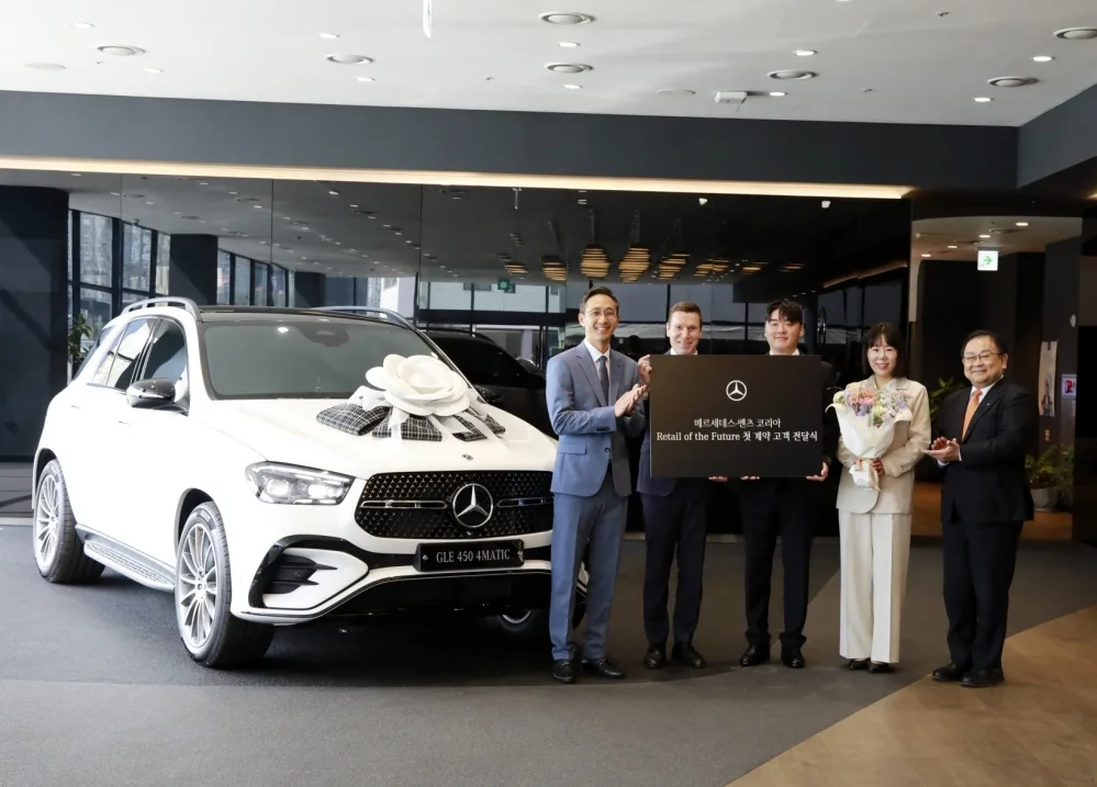 사진2 메르세데스 벤츠 코리아 ‘리테일 오브 더 퓨처 전환 후 국내 첫 계약 고객 차량 인도식 개최 https://mobilityground.com/wp-content/uploads/2026/04/사진2-메르세데스-벤츠-코리아-‘리테일-오브-더-퓨처-전환-후-국내-첫-계약-고객-차량-인도식-개최.webp