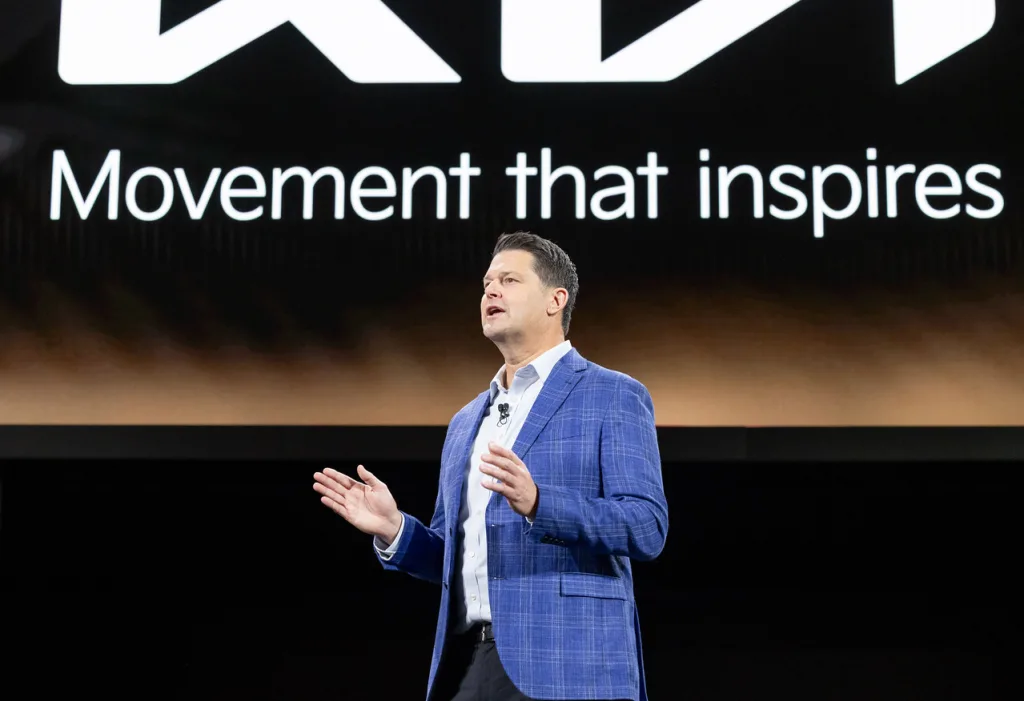 기아 2026 뉴욕 오토쇼에서 셀토스, EV3 북미 최초 공개 2 사진3 에릭 왓슨 기아 미국법인 영업담당 부사장이 현장에서 발표하고 있는 모습 https://mobilityground.com/wp-content/uploads/2026/04/사진2-윤승규-기아-북미권역본부장-및-미국판매법인장-사장이-현장에서-발표하고-있는-모습.webp