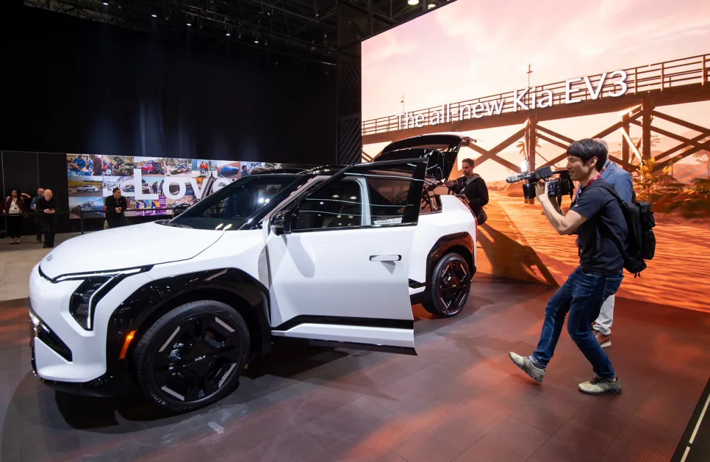 기아 2026 뉴욕 오토쇼에서 셀토스, EV3 북미 최초 공개 6 사진7 2026 뉴욕 국제 오토쇼 현장에 전시된 EV3 GT Line https://mobilityground.com/wp-content/uploads/2026/04/사진2-윤승규-기아-북미권역본부장-및-미국판매법인장-사장이-현장에서-발표하고-있는-모습.webp