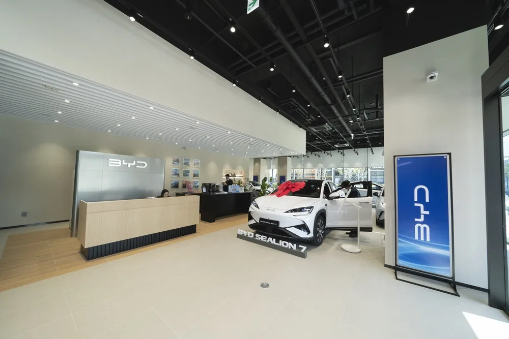 사진자료 BYD Auto 강동 전시장 실내 https://mobilityground.com/wp-content/uploads/2026/04/사진자료-BYD-Auto-강동-전시장-외관.webp