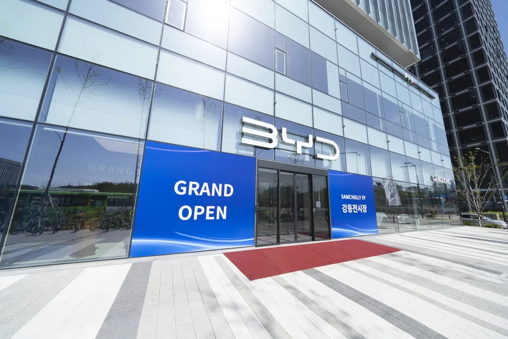 사진자료 BYD Auto 강동 전시장 외관 https://mobilityground.com/wp-content/uploads/2026/04/사진자료-BYD-Auto-강동-전시장-외관.webp