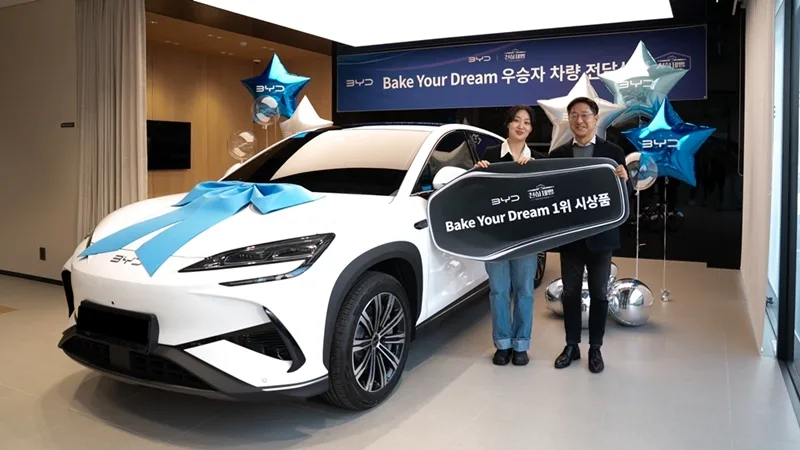 사진자료 BYD 씨라이언7과 우승자 황지오 셰프 BYD코리아 조인철 대표 https://mobilityground.com/wp-content/uploads/2026/04/사진자료-BYD-씨라이언7과-우승자-황지오-셰프-BYD코리아-조인철-대표.webp