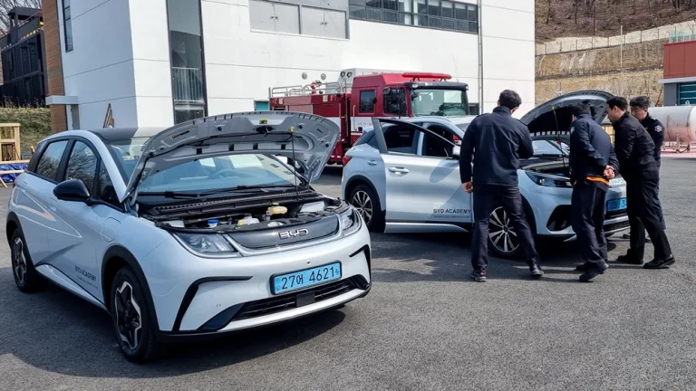 교육을 수강하는 인천 소방공무원들과 BYD 돌핀, 아토3