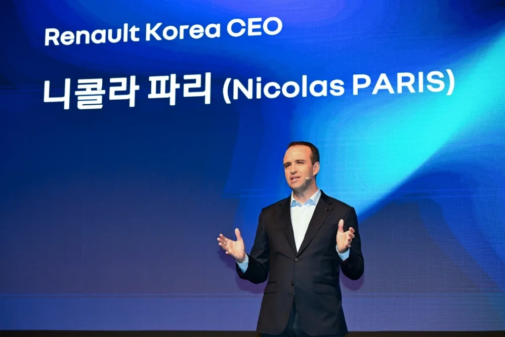 사진자료 르노코리아 니콜라 파리 사장이 기자 간담회에서 발표를 하고 있다. 1 https://mobilityground.com/wp-content/uploads/2026/04/사진자료-르노코리아-니콜라-파리-사장이-기자-간담회에서-발표를-하고-있다._1.webp