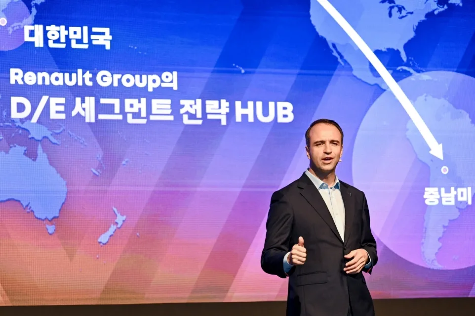 사진자료 르노코리아 니콜라 파리 사장이 기자 간담회에서 발표를 하고 있다. 2 https://mobilityground.com/wp-content/uploads/2026/04/사진자료-르노코리아-니콜라-파리-사장이-기자-간담회에서-발표를-하고-있다._1.webp