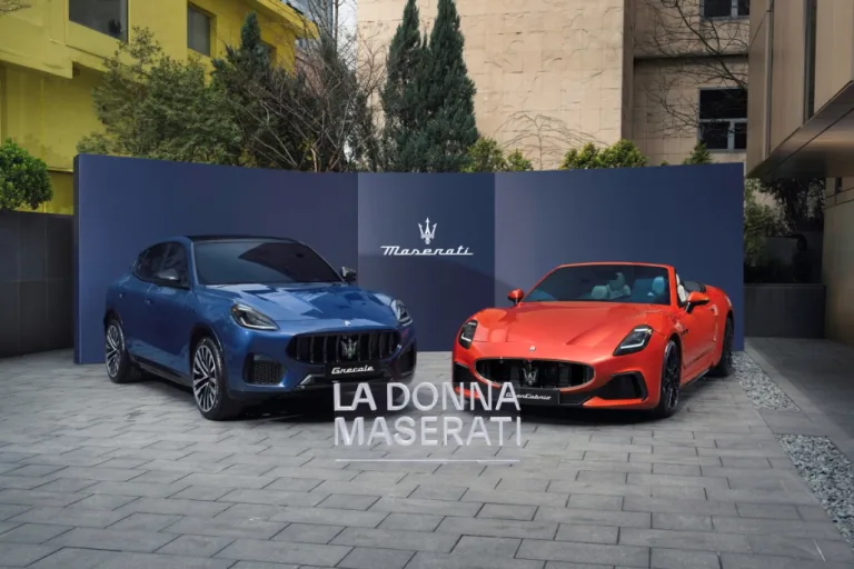 라 돈나 마세라티 행사장에 전시된 럭셔리 SUV 그레칼레와 이탈리안 컨버터블 그란카브리오