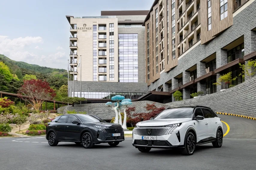 사진자료1 푸조X리솜 리조트 공동 가족의달 프로모션 푸조 3008좌과 5008우 https://mobilityground.com/wp-content/uploads/2026/04/사진자료1-푸조X리솜-리조트-공동-가족의달-프로모션_푸조-3008좌과-5008우.webp