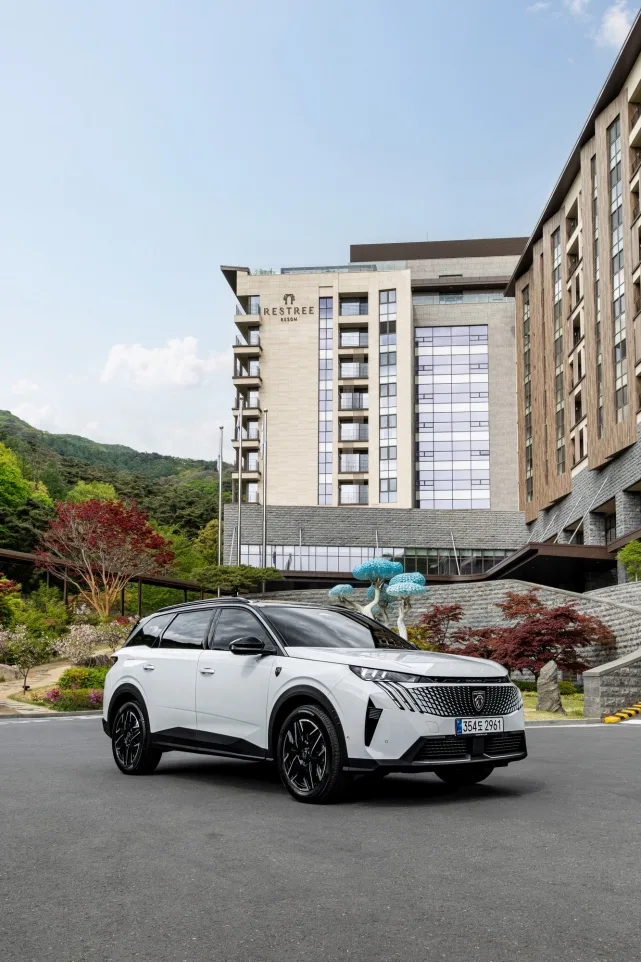 사진자료2 푸조 올 뉴 5008 스마트 하이브리드 https://mobilityground.com/wp-content/uploads/2026/04/사진자료1-푸조X리솜-리조트-공동-가족의달-프로모션_푸조-3008좌과-5008우.webp